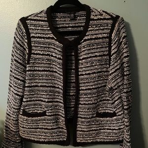 Short open jacket with top clasp sleeves has snaps
